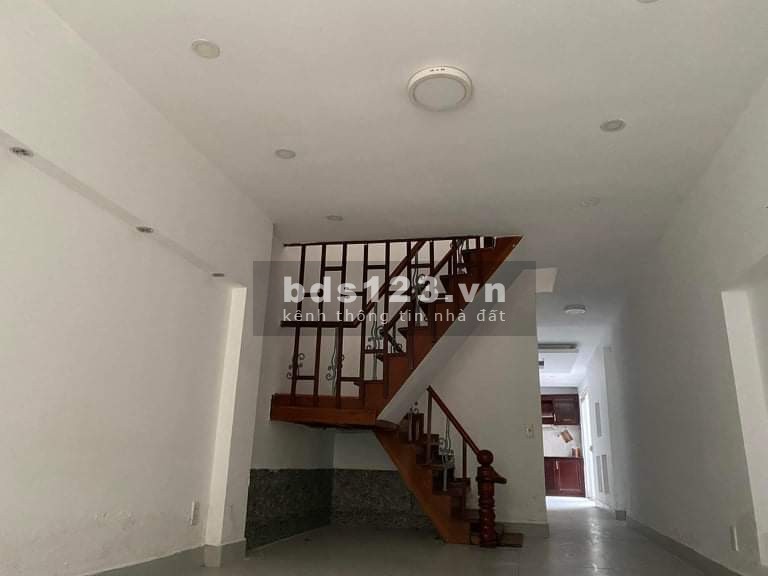 Bán nhà Đường D2 Xe Hơi, Bình Thạnh, Giá rẻ, 70m2, 3 Lầu, 3 Phòng Ngủ