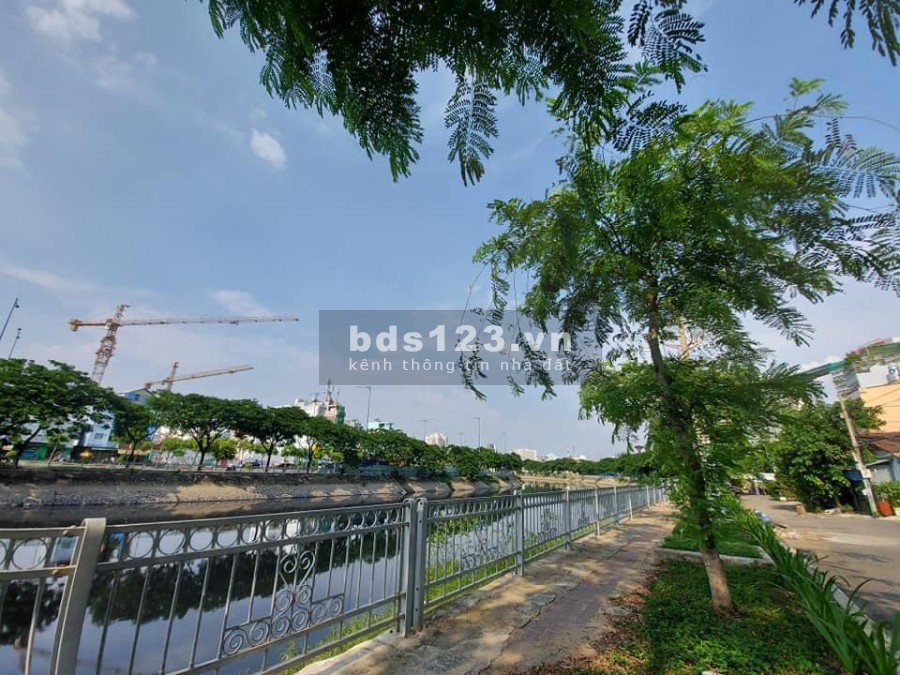 Bán nhà nguyên căn mặt tiền đường Ba Đinh, view đại lộ Đông Tây, nội thất có sẵn đầy đủ