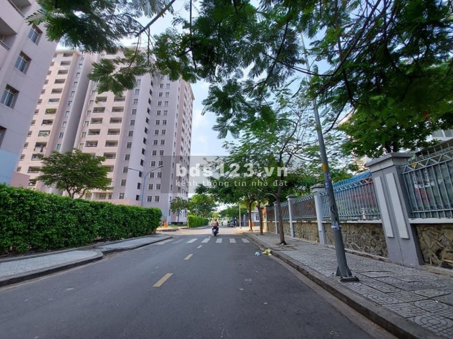 Bán nhà nguyên căn mặt tiền đường Ba Đinh, view đại lộ Đông Tây, nội thất có sẵn đầy đủ