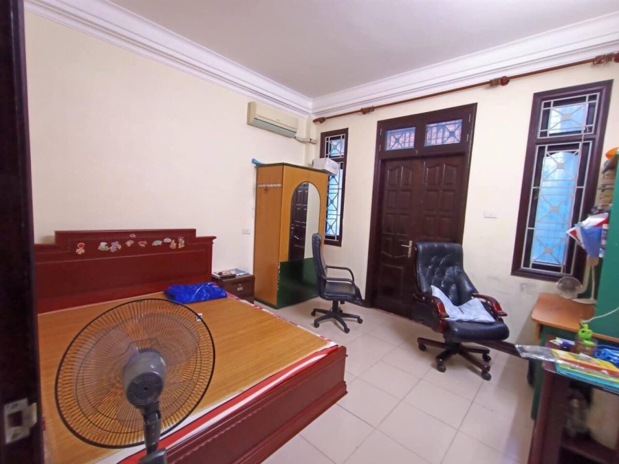 Chính chủ bán gấp nhà dt 65m2, 3 tầng mặt phố Tân Nhuệ kinh doanh về ở ngay, giá tốt