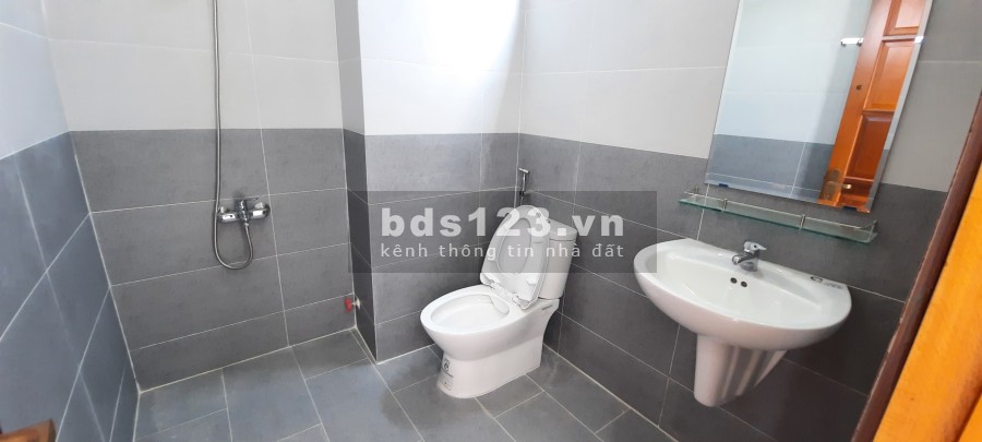 Cho thuê nhà nguyên căn 1 trệt 2 lầu, (5x20m) đường 16m, KDC Thăng Long Home, giá 18 tr/th