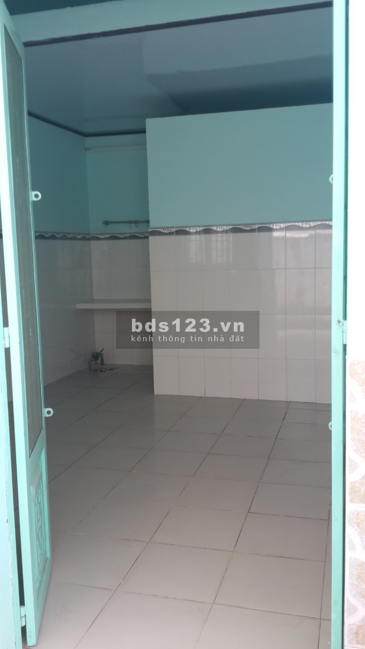 Cho thuê phòng trọ diện tích sử dụng 18m2, đường Võ Văn Vân, khu dân cư, giá 2.2 triệu/tháng