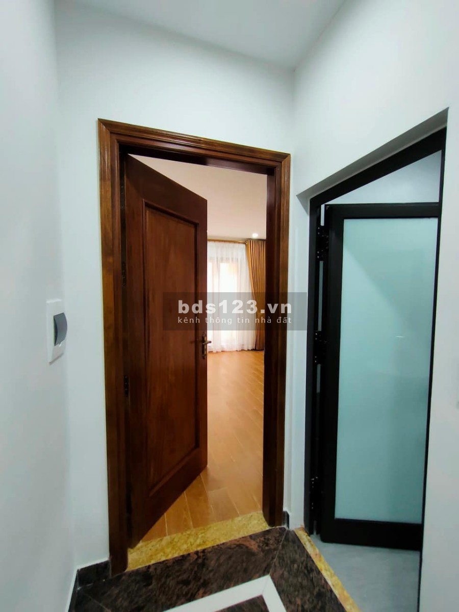 Cần bán gấp nhà Hồng Mai - Hai Bà Trưng, 23m, 6 tầng. Giá: 1.6 tỷ. LH: 0987.589.322