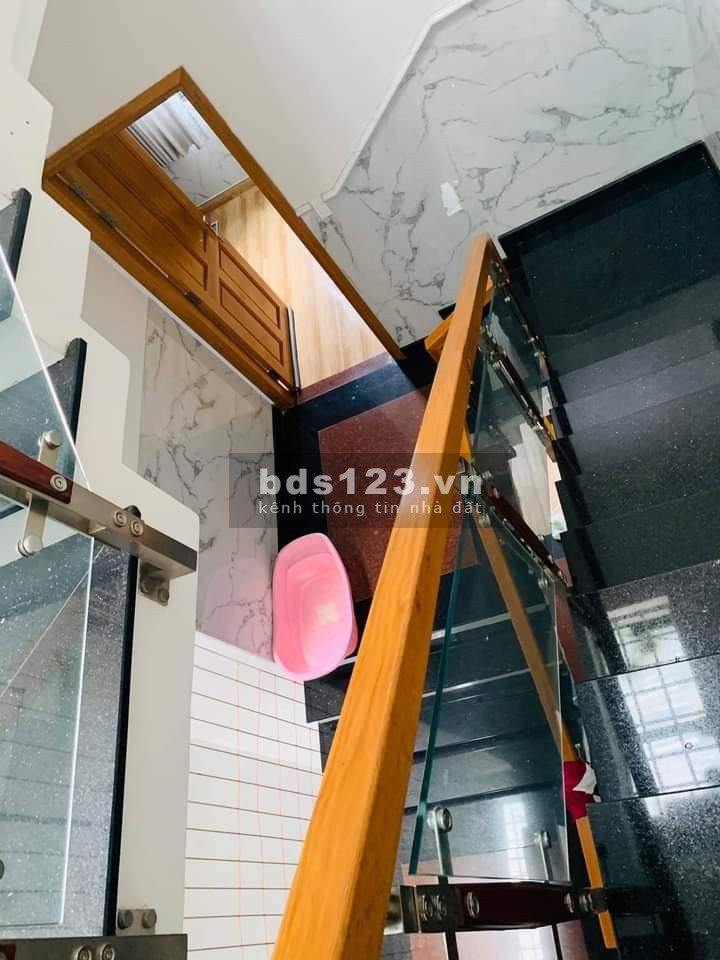Nhà hẻm ô tô, sân thượng view 360 độ khu dân cư đông đúc, hàng xóm văn minh, tiện ích đủ