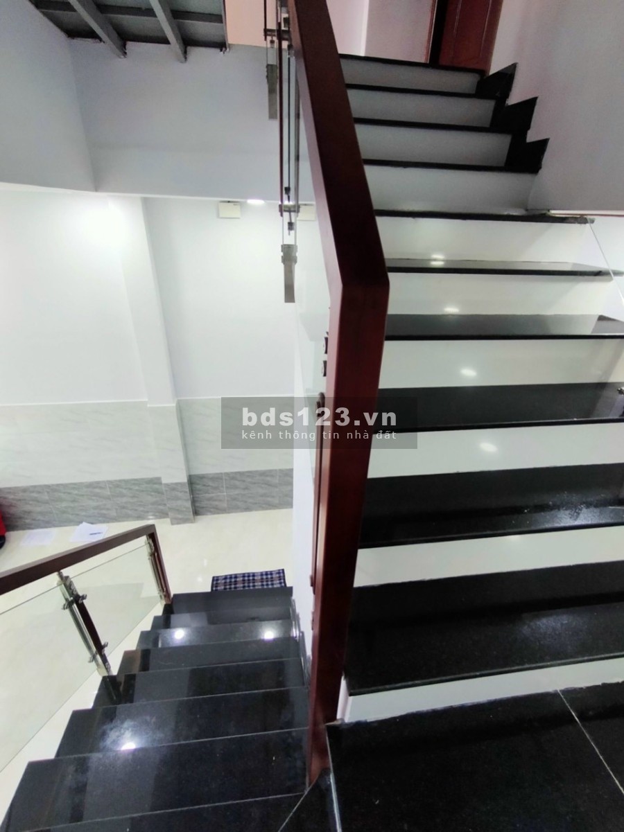 Ở Ngay hẻm ô tô siêu rẻ hẻm 3 gác khu dân cư đông đúc, sổ hồng riêng chính chủ, bàn giao ngay