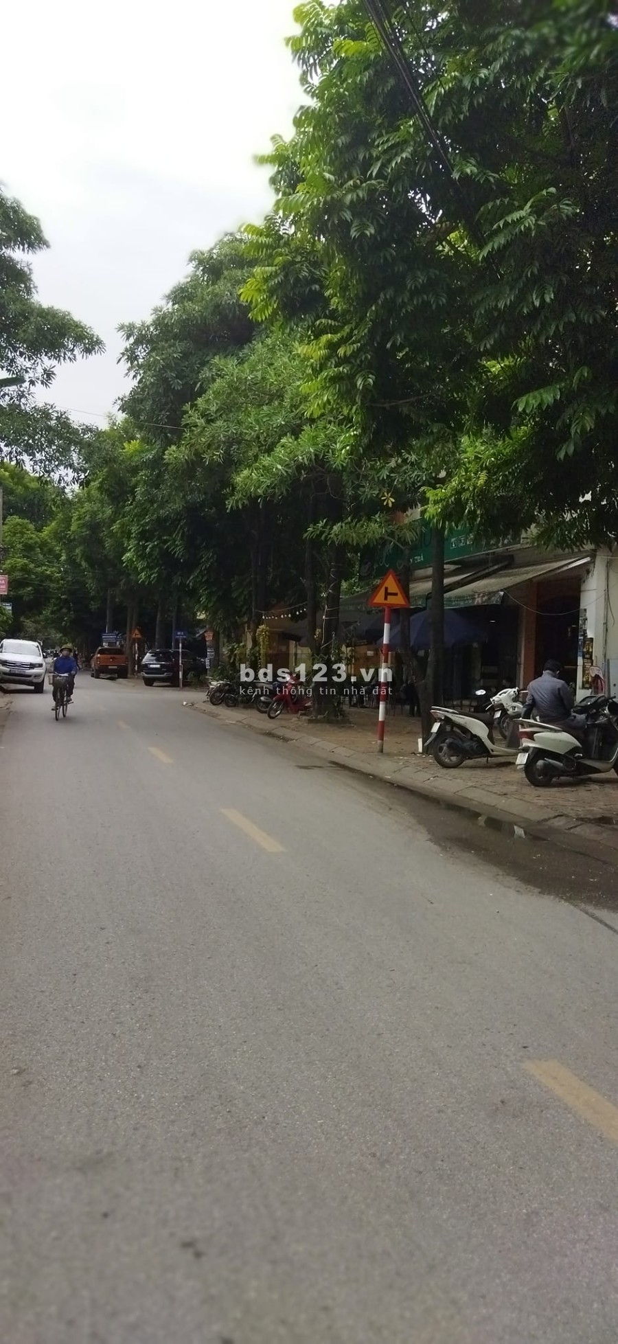 Gia đình cần bán nhà Quận Hoàng Mai mặt phố kinh doanh sầm uất mặt đường lớn, khu dân