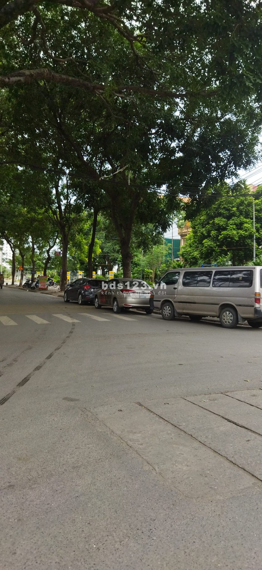 Gia đình cần bán nhà Quận Hoàng Mai mặt phố kinh doanh sầm uất mặt đường lớn, khu dân