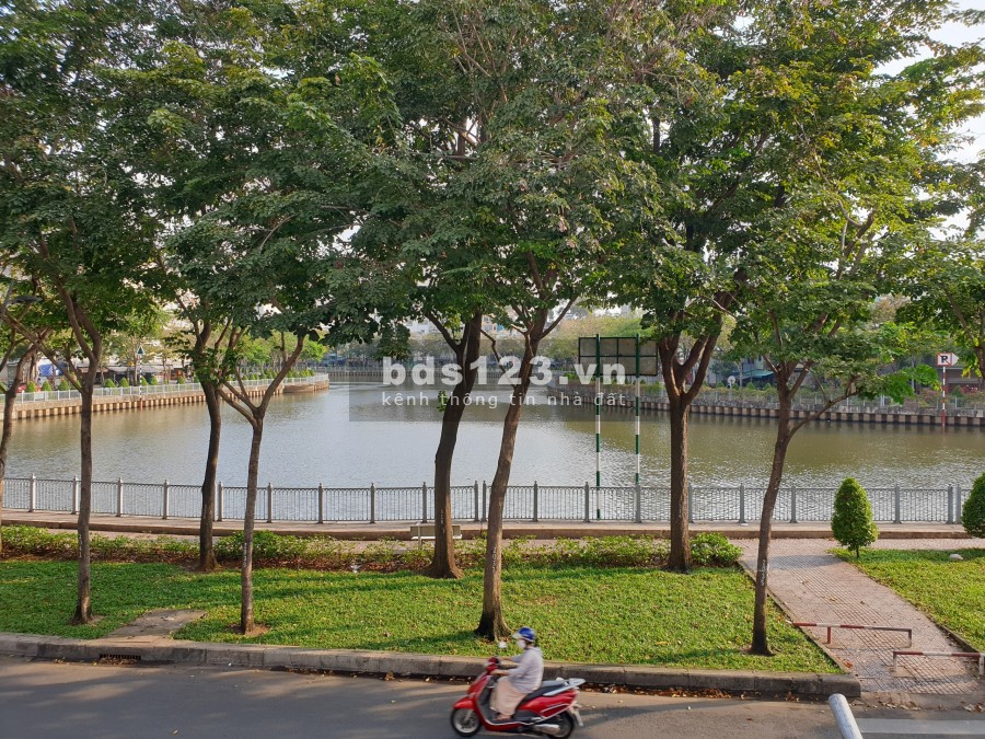 Nhà 2 mặt tiền Trường Sa và Vũ Huy Tấn cần bán đang KD có thu nhập tốt