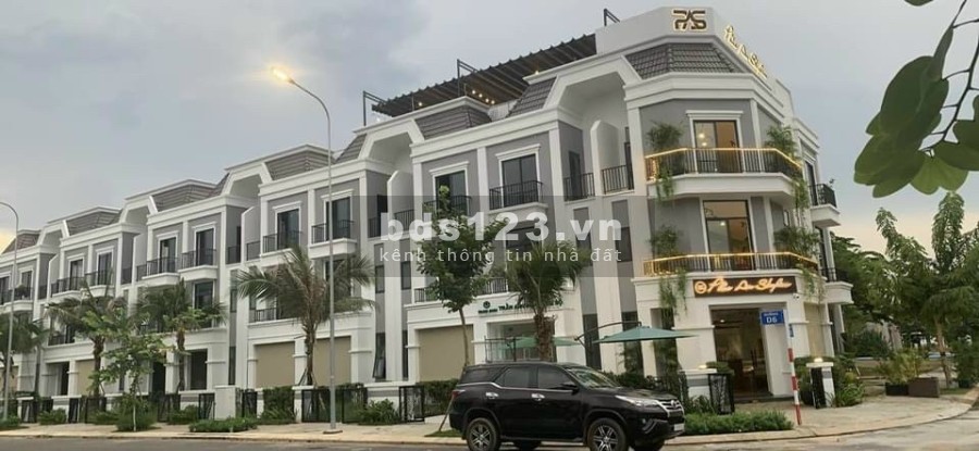 Nhà biệt thự sân golf chỉ cần trả trước 700tr . Ngân hàng cho vay 24 tháng không lãi suất.
