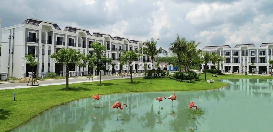 Nhà biệt thự sân golf chỉ cần trả trước 700tr . Ngân hàng cho vay 24 tháng không lãi suất.