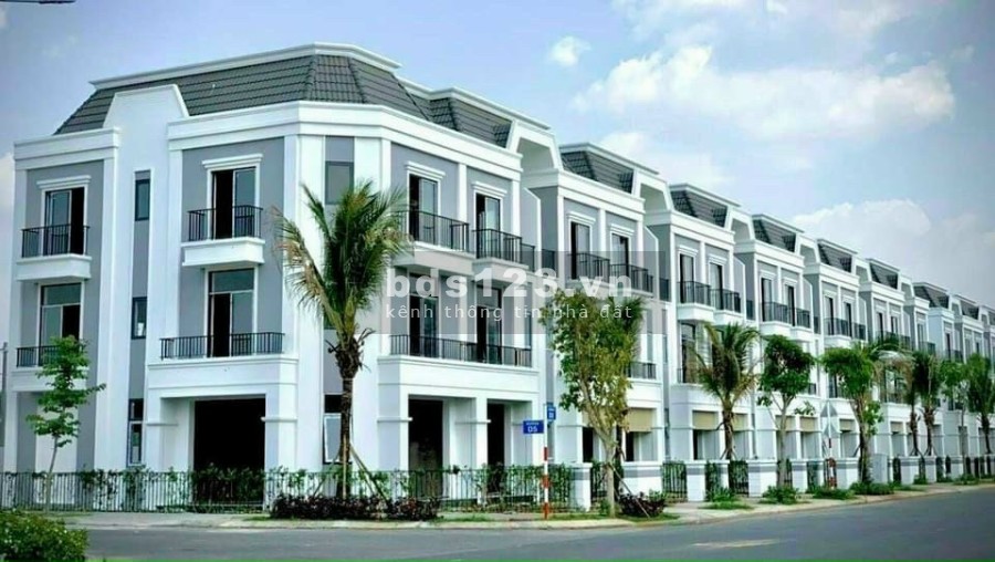 Nhà biệt thự sân golf chỉ cần trả trước 700tr . Ngân hàng cho vay 24 tháng không lãi suất.