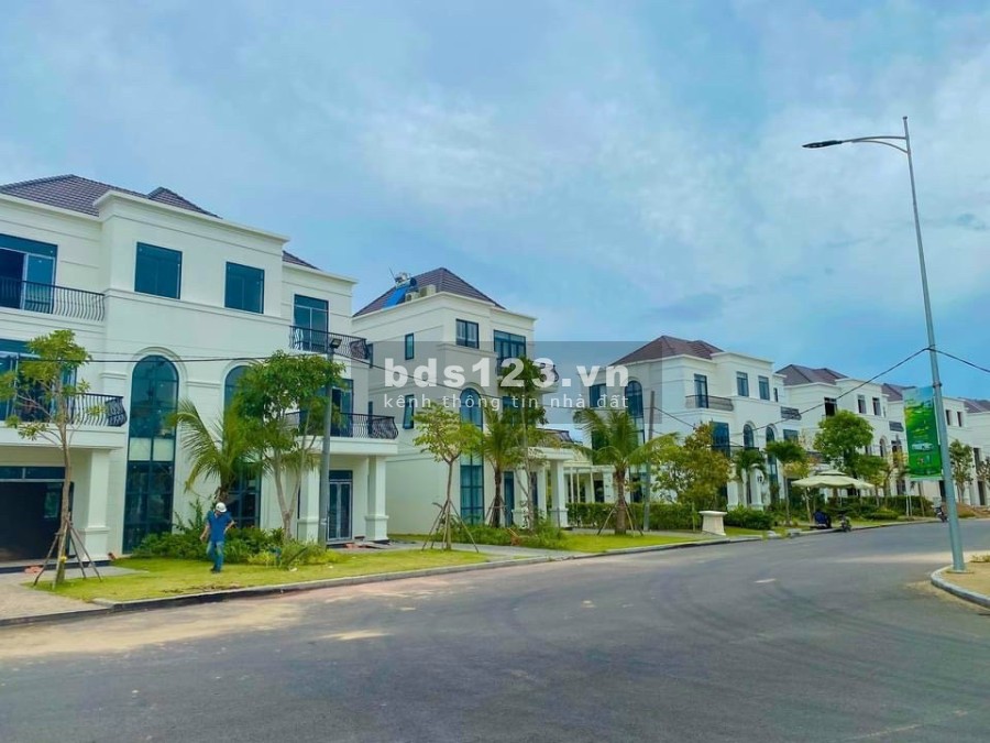 Nhà biệt thự sân golf chỉ cần trả trước 700tr . Ngân hàng cho vay 24 tháng không lãi suất.