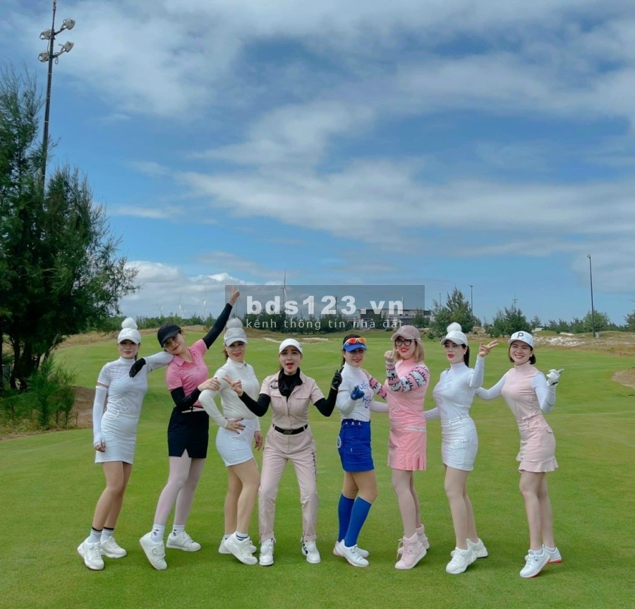 Nhà biệt thự sân golf chỉ cần trả trước 700tr . Ngân hàng cho vay 24 tháng không lãi suất.