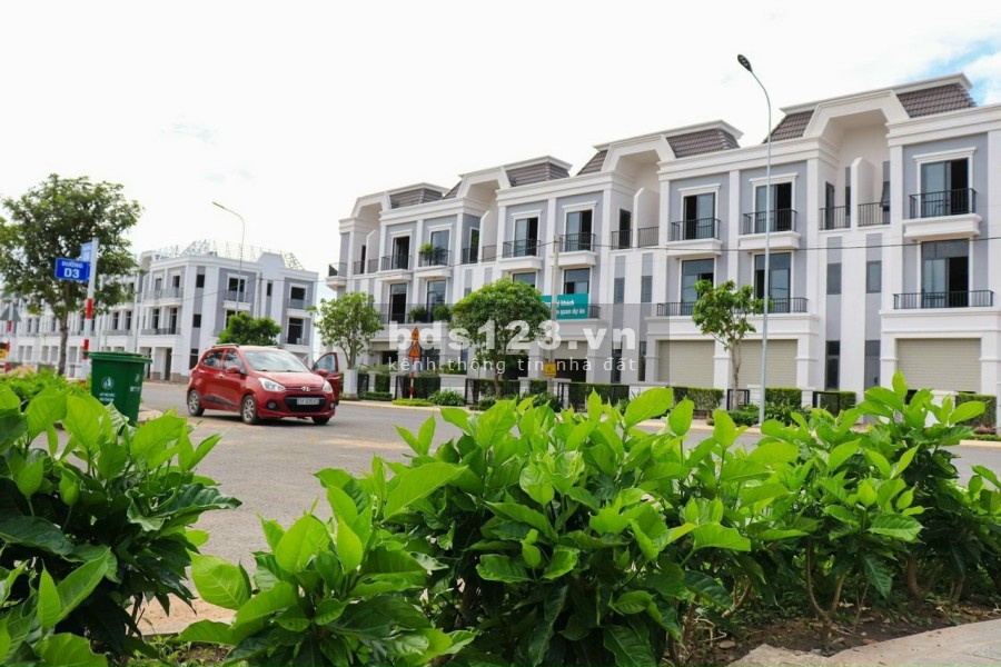 Nhà biệt thự sân golf chỉ cần trả trước 700tr . Ngân hàng cho vay 24 tháng không lãi suất.