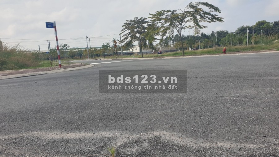 Đất nền ngay mặt tiền đường Quốc Lộ 13, hỗ trợ trả góp không lãi suất 12 tháng sổ sẵn