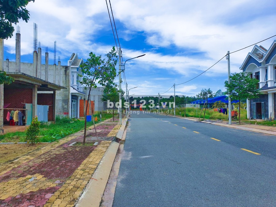 Đất trung tâm hành chính, Quốc lộ 13, dân cư kinh doanh buôn bán sầm uất, pháp lý chính chủ