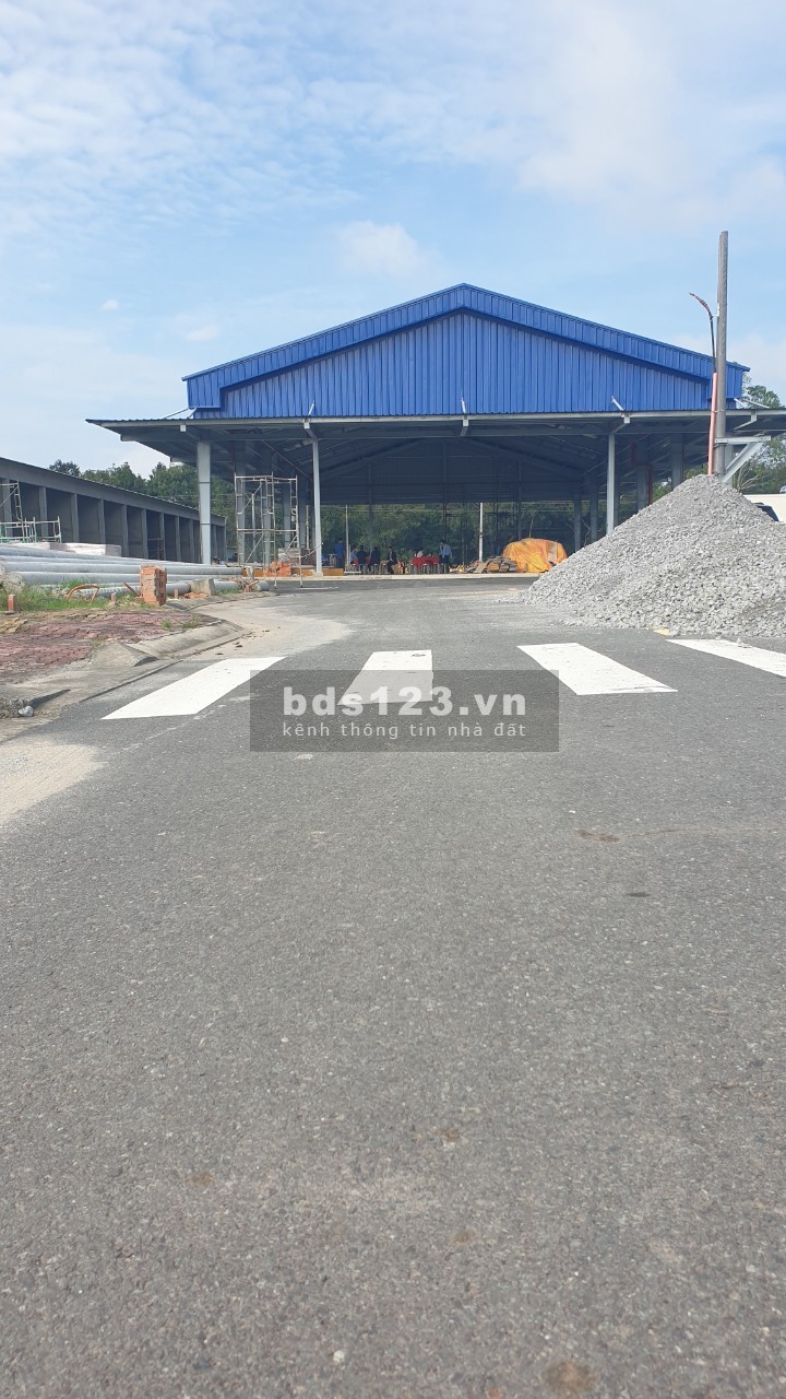 Bán đất nền 2 mặt tiền đường sổ hồng riêng, giá bán 800 triệu, tiện ích xung quanh đủ