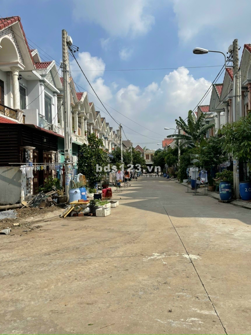 Bán gấp lô đất góc 2 MT, Đường nhựa 6m, vỉa hè 2.5m TP Dĩ An dtsd 62.1m2, giá 2.65ty TL