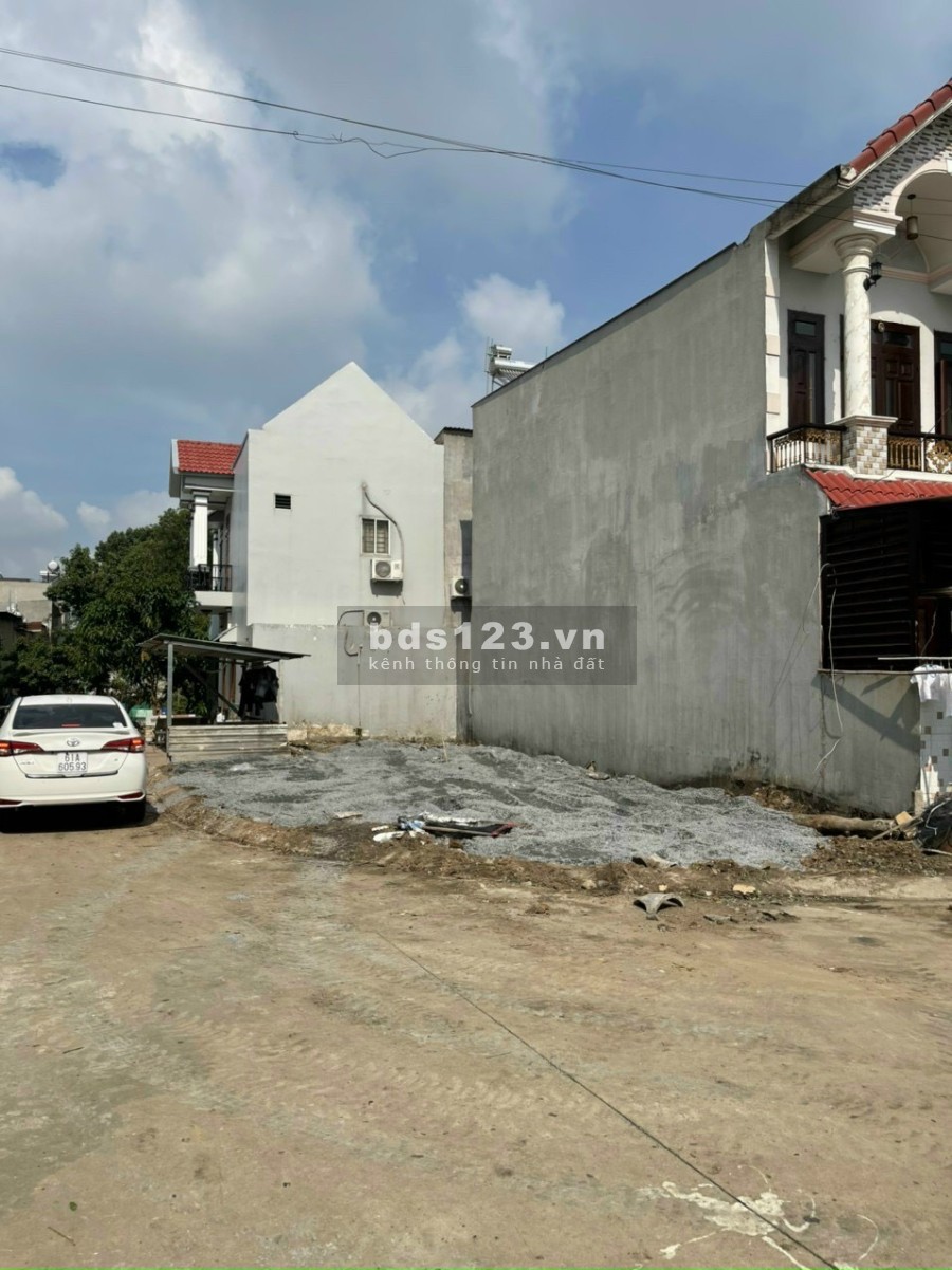 Bán gấp lô đất góc 2 MT, Đường nhựa 6m, vỉa hè 2.5m TP Dĩ An dtsd 62.1m2, giá 2.65ty TL
