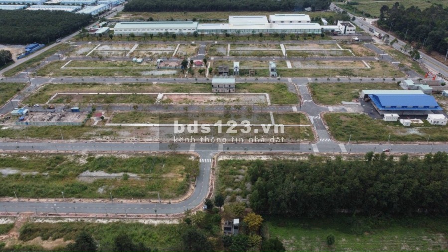 Bán đất nền 2 mặt tiền đường sổ hồng riêng, giá bán 800 triệu, tiện ích xung quanh đủ