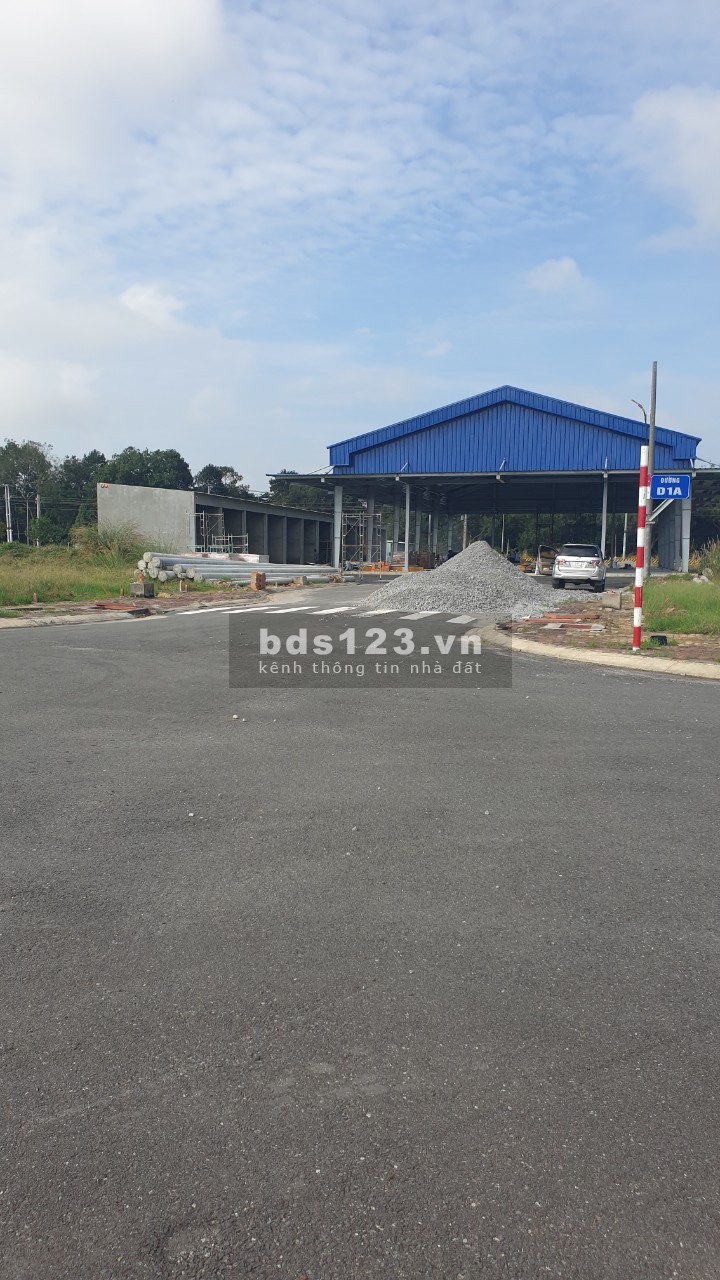 Bán đất nền 2 mặt tiền đường sổ hồng riêng, giá bán 800 triệu, tiện ích xung quanh đủ