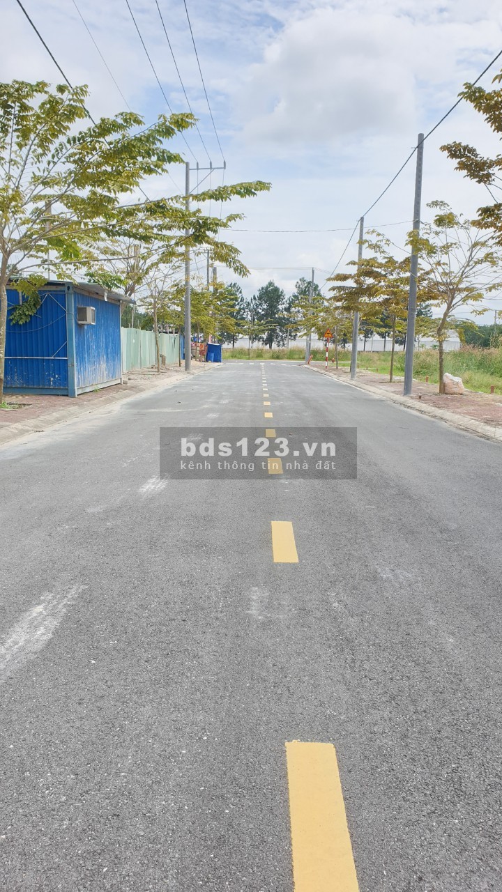 Bán đất nền 2 mặt tiền đường sổ hồng riêng, giá bán 800 triệu, tiện ích xung quanh đủ