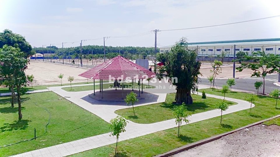 Bán đất nền 2 mặt tiền đường sổ hồng riêng, giá bán 800 triệu, tiện ích xung quanh đủ