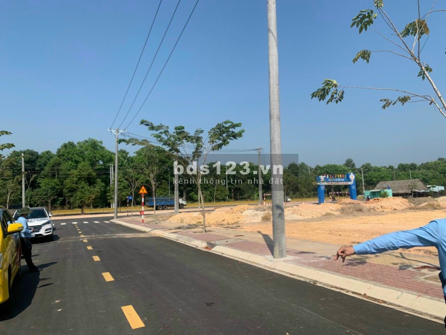 Bán đất nền 2 mặt tiền đường sổ hồng riêng, giá bán 800 triệu, tiện ích xung quanh đủ