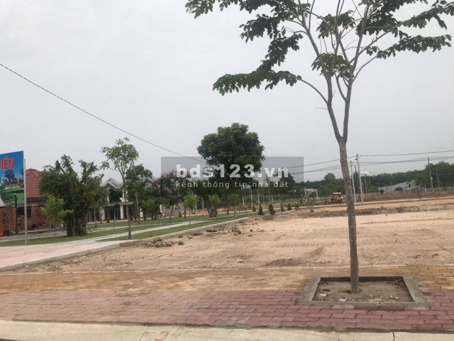 Bán đất nền 2 mặt tiền đường sổ hồng riêng, giá bán 800 triệu, tiện ích xung quanh đủ