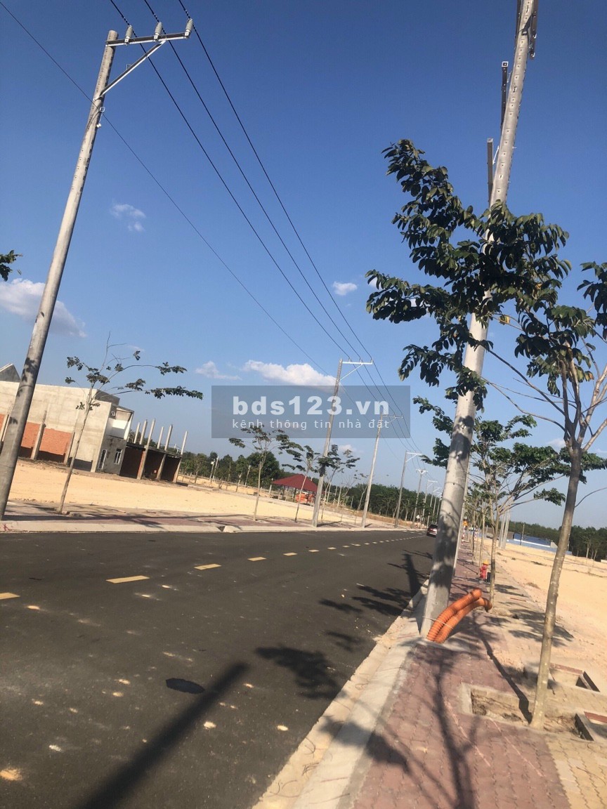 Bán đất nền 2 mặt tiền đường sổ hồng riêng, giá bán 800 triệu, tiện ích xung quanh đủ