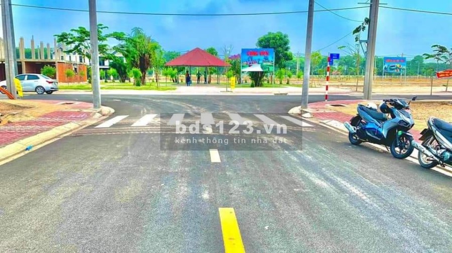 Bán đất nền 2 mặt tiền đường sổ hồng riêng, giá bán 800 triệu, tiện ích xung quanh đủ