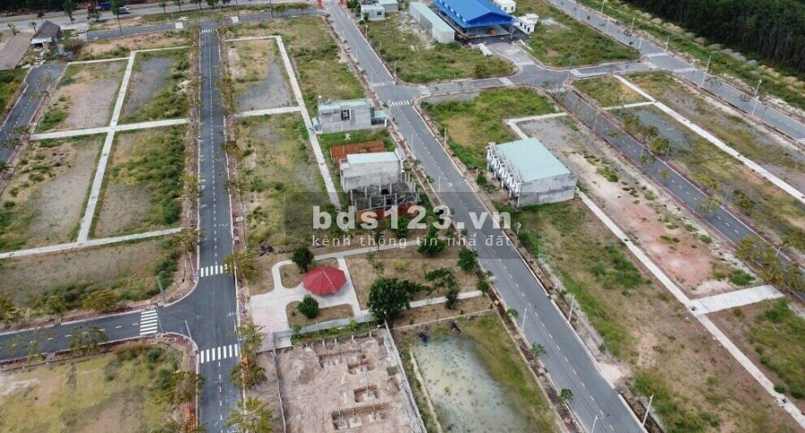 Bán đất quốc lộ 13 diện tích sử dụng 100m2, thổ cư 100%, xây tự do, sổ hồng riêng từng nền