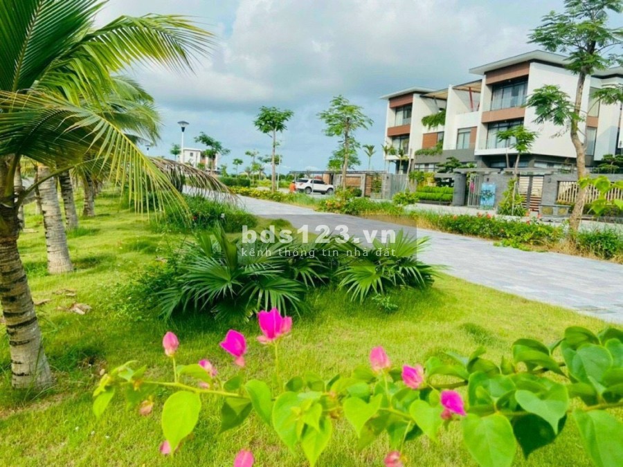 Suất ngoại giao đất biệt thự biển Phương Đông Vân Đồn lô góc 392m2, hướng Đông Nam, kênh điều hòa