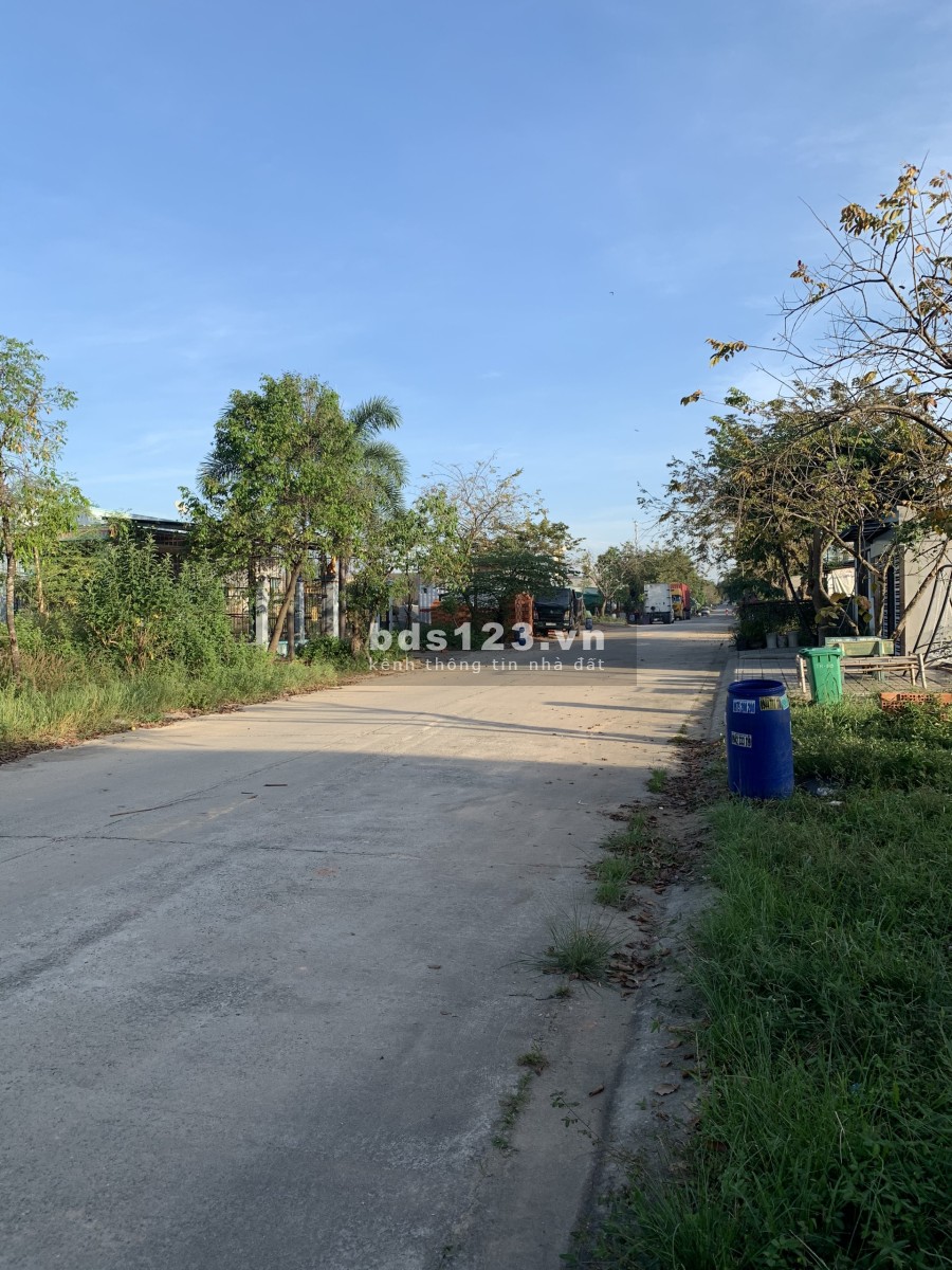 Chủ cần tiền bán gấp lô đất diện tích sử dụng 300m2, vị trí đẹ, đường lớn, xe vào tận nhà