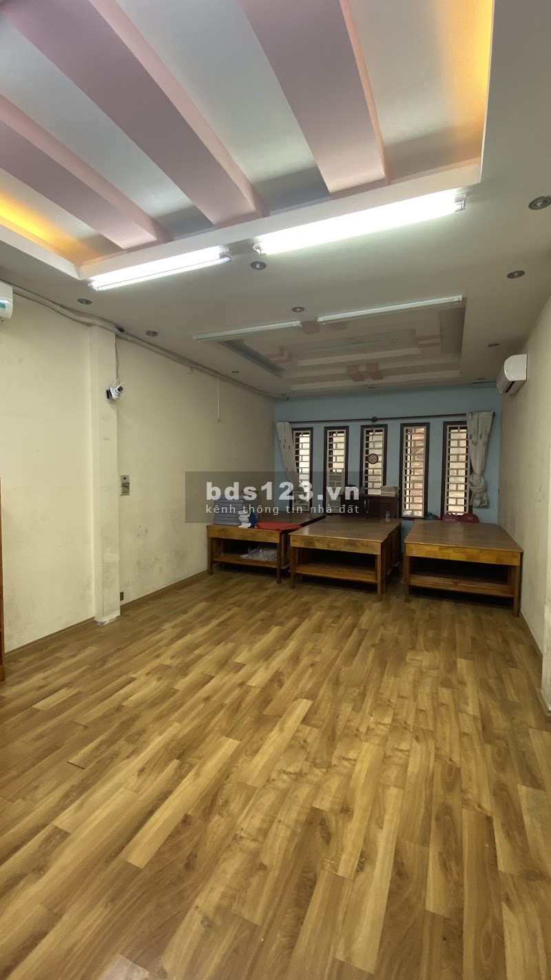 Bán nhà Đường Nguyễn Minh Hoàng, Tân Bình, Giá Rẻ,70m2, 4 Lầu, Đường Lớn 10m