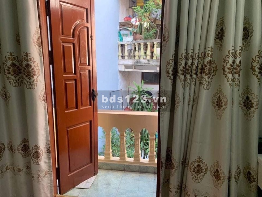 Bán nhà phố Cầu Giấy, diện tích sử dụng 43m2, đúc 4 tầng mặt tiền 4m, giá bán 4.8 tỷ, sổ sẵn