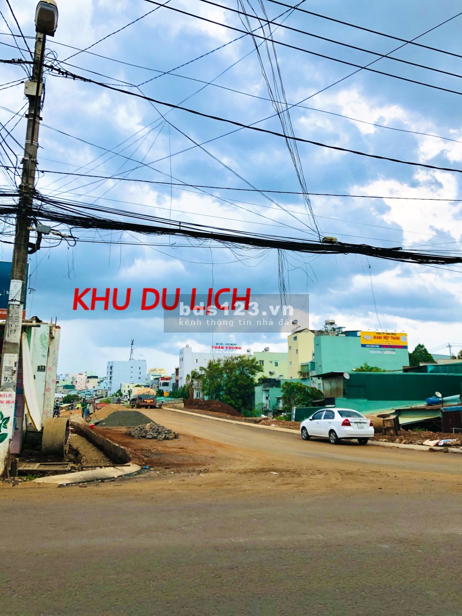 Cần tiền bán gấp nhà mặt tiền thành phố Pleiku giá bán chỉ 5.5 tỷ, thường lượng, vị trí đẹp