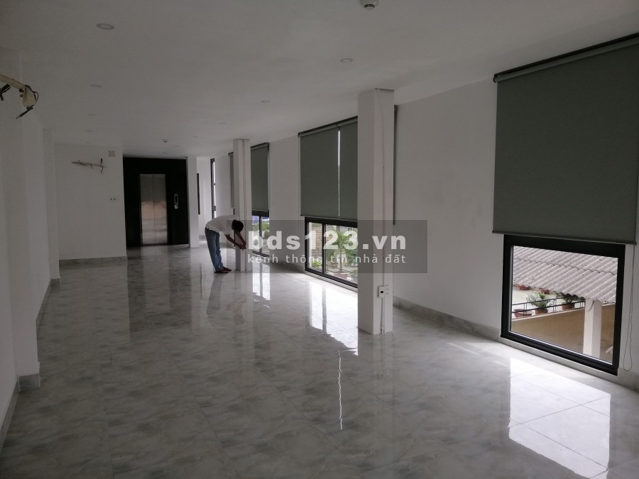 Cho thuê văn phòng mới toanh 80m2, HXH, thang máy, giá cực rẻ ngay công viên Hoàng Văn Thụ Tân Bình