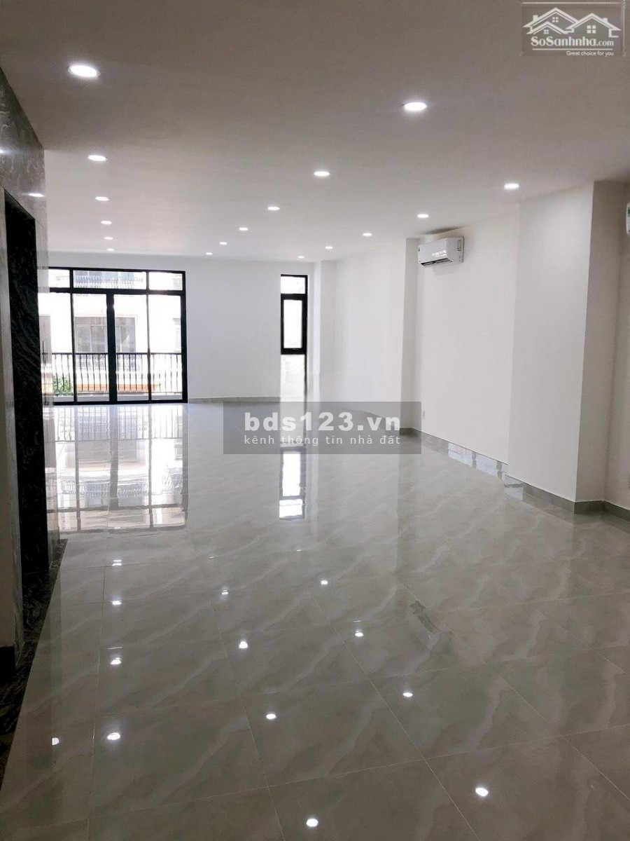 Bán gấp căn nhà phố Đông Nam đường 37 M5 KĐT Vạn Phúc City, DT 180m2m, Hầm 5 lầu, giá 37 tỷ