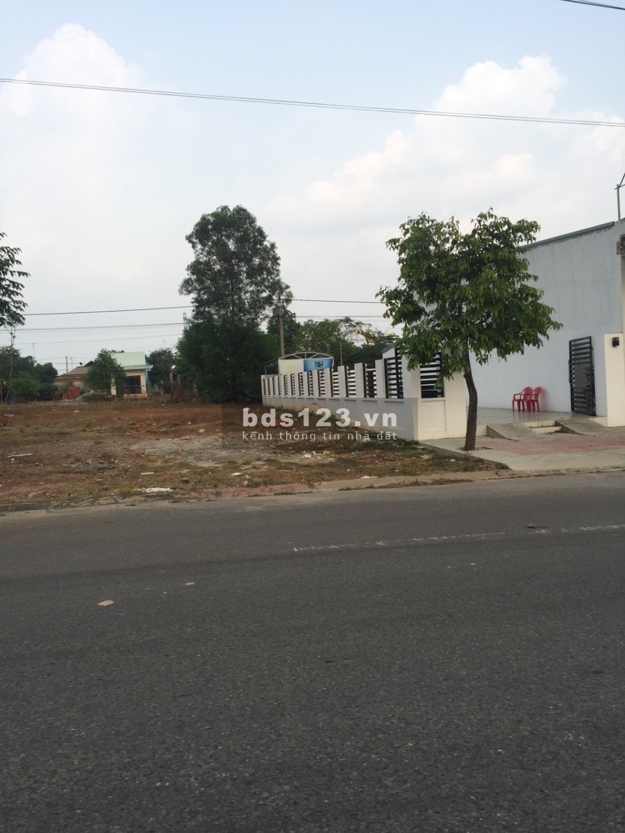 Nhượng gấp lô đất 300m2(10x30) đối diện chợ, sát KCN đường 16m thông Quốc Lộ 13