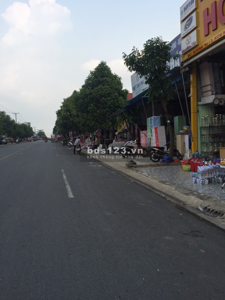 Nhượng gấp lô đất 300m2(10x30) đối diện chợ, sát KCN đường 16m thông Quốc Lộ 13