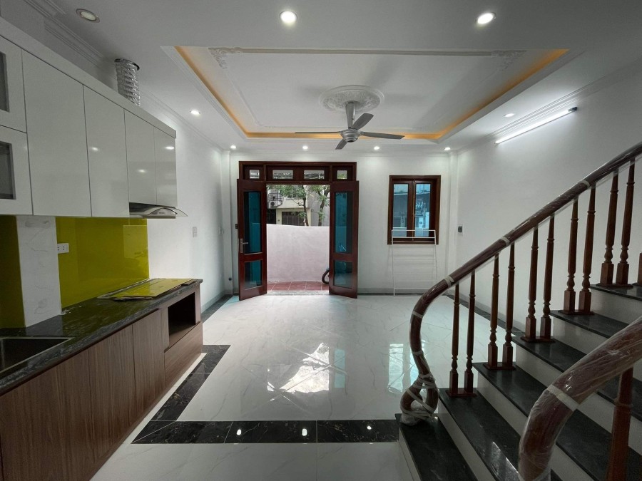 Chính chủ bán nhà tại Mễ Trì dt 31/33m, 5 tầng mặt tièn 4.8m, giá bán 3.65 tỷ lh 0985709889