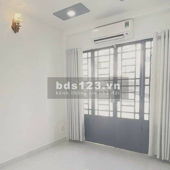 Bán nhà hẻm xe hơi đường Nguyên Hồng Gò Vấp 2 lầu diện tích sử dụng 20m2 chỉ 2.9 tỷ