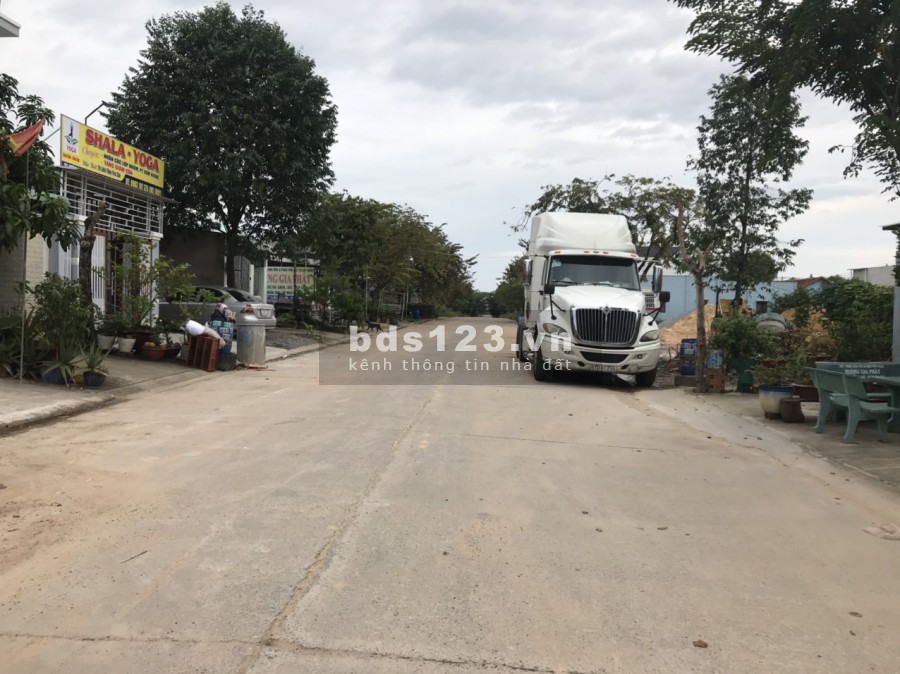 Chính chủ cần bán lô đất mặt tiền gần cổng KCN Mỹ Phước 3, vị trí đẹp, thổ cư 100%,gần KCN.