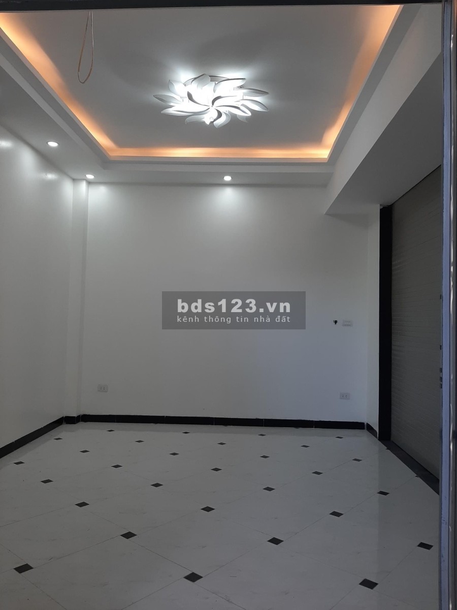 Bán nhà nguyên căn đường Trịnh Đình Cửu Hoàng Mai, 10m ra mặt phố vị trí đẹp, tiện ích đủ