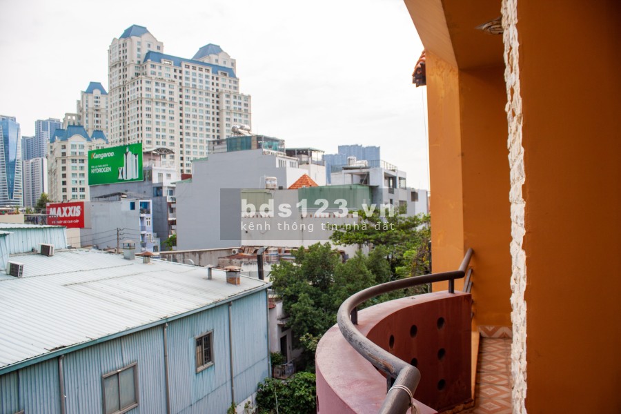 Miễn phí thàng đầu, phòng rông có ban công đối điện…