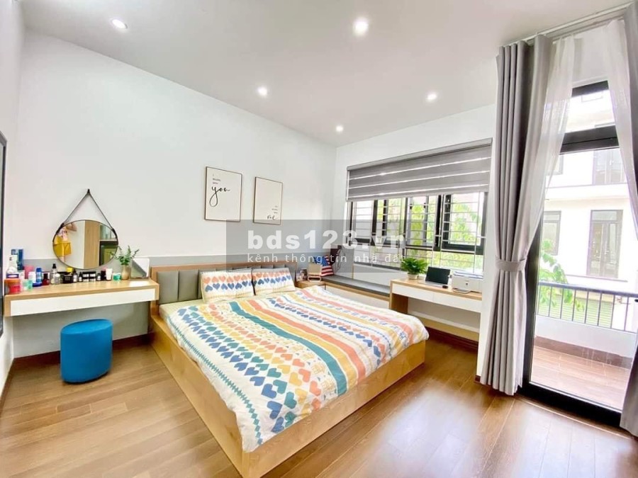 Bán nhà nguyên căn đẹp, ô tô đỗ cửa ngõ thông thoáng, giá bán hơn 4 tỷ, sổ đỏ vuông đẹp