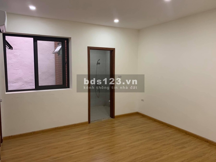 Bán nhà Ngọc Thuỵ dân xây gara ô tô diện tích 58m2, mặt tiền. 8m, giá bán 4.5 tỷ, sổ sẵn