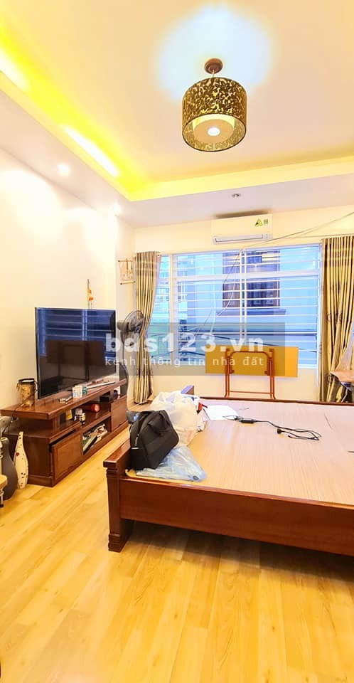 Hiếm nhà bán, nguyên căn diện tích 40m2 lô góc gần ô tô Quận Cầu Giấy giá bán nhỉnh 4 tỷ