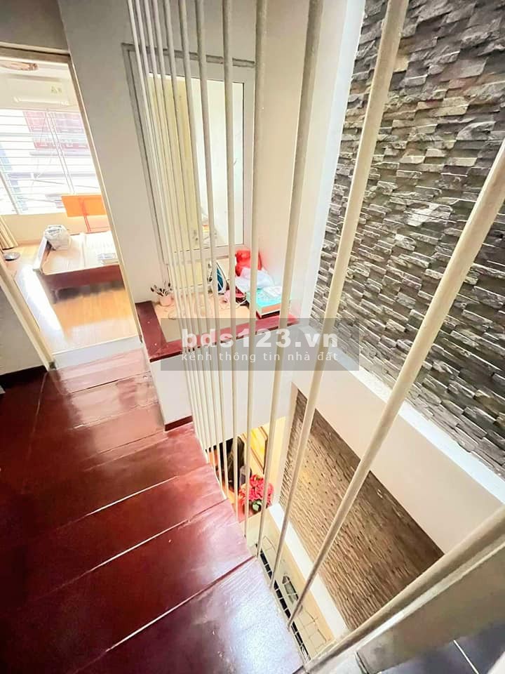 Hiếm nhà bán, nguyên căn diện tích 40m2 lô góc gần ô tô Quận Cầu Giấy giá bán nhỉnh 4 tỷ